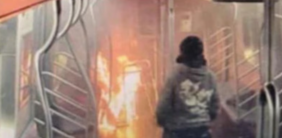 Horror en Nueva York: prendió fuego y mató a una mujer que dormía en un vagón del metro | Internacionales