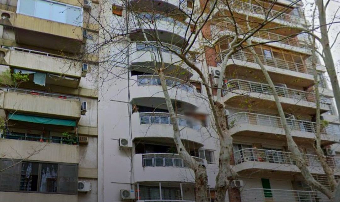 Murió un hombre al caer de un balcón: investigan si intentaba escapar luego de un intento de estafa con dólares | Actualidad