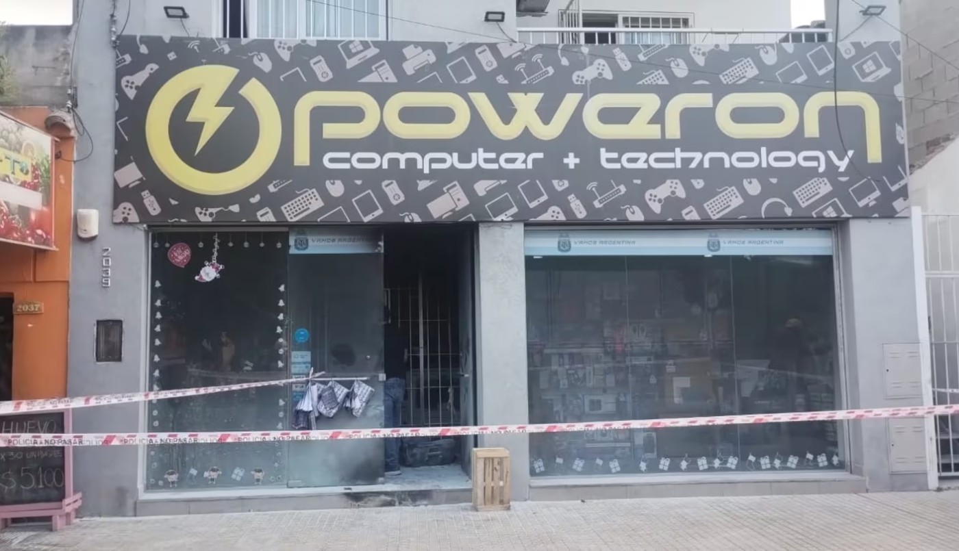 Lanzaron bomba molotov e incendiaron local de computación en Córdoba | Actualidad