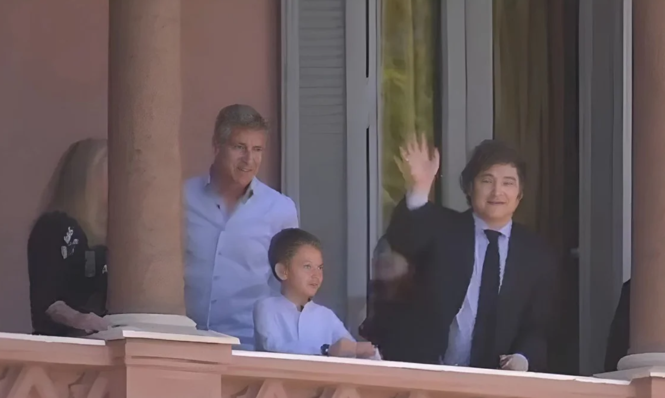 Javier Milei recibió a Martín Palermo en Casa Rosada y salieron a saludar al balcón | Política