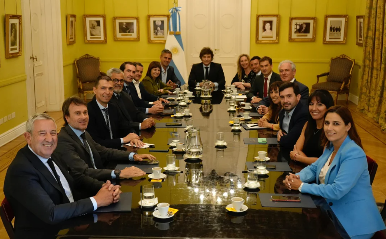 En otro gesto de acercamiento, Milei recibió a los diputados radicales expulsados | Política