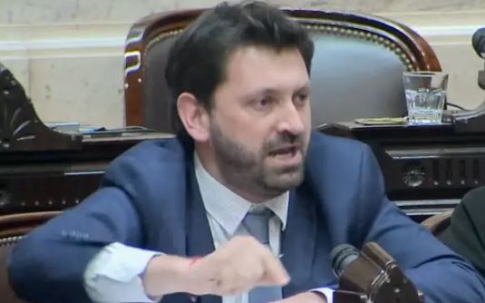 La furia de los radicales “sin peluca” por la foto del bloque UCR con Milei: “Arrastrados como gusanos” | Política