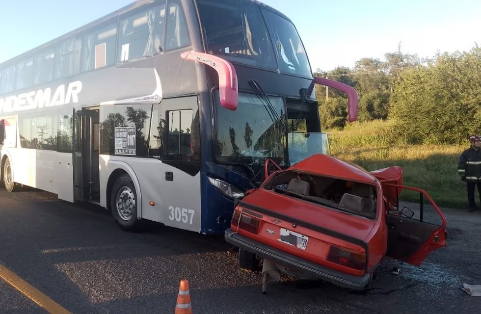 Una pareja falleció tras chocar contra un micro en Córdoba: su hijo de 10 años está vivo de milagro | Actualidad