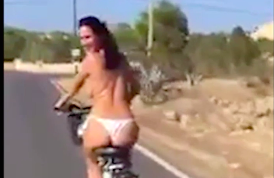 La caída de la chica que hacía topless en bici | Curiosidades