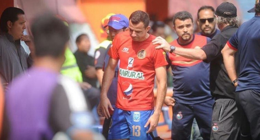 En pleno partido, futbolista se entera a través de un rival sobre la muerte de su madre | Deportes