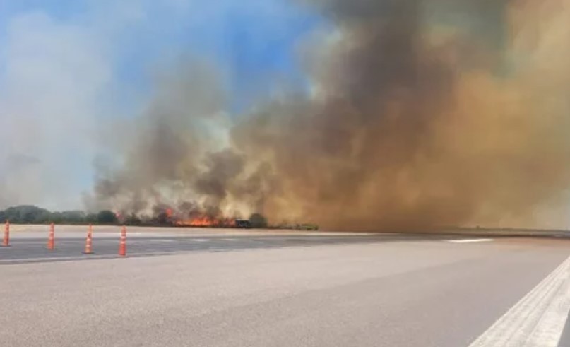 Incendio en los pastizales del Aeropuerto de Ezeiza: los bomberos contuvieron el fuego y los vuelos no fueron afectados | Actualidad