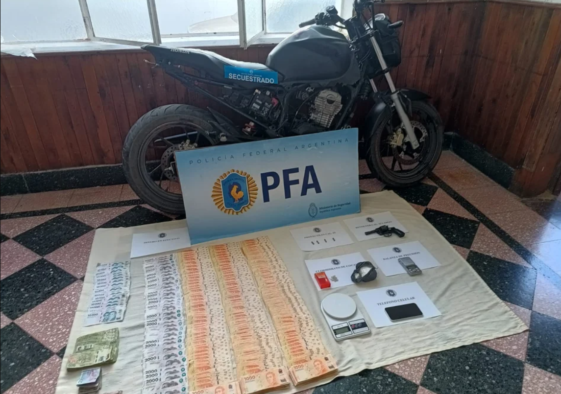 Policía circulaba en su vehículo particular y lo chocó un motociclista que llevaba cocaína | Actualidad