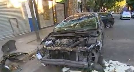 Un auto con 45 infracciones de tránsito y sin seguro chocó contra dos vehículos estacionados y volcó: un herido | Actualidad