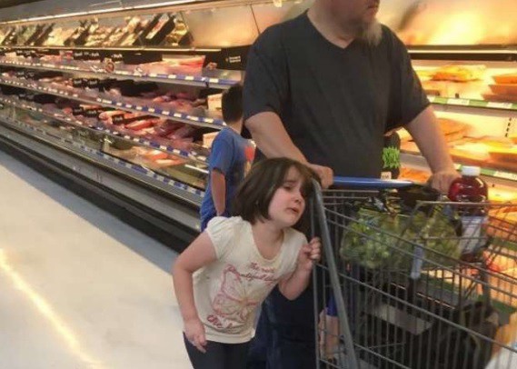 Furia por el padre que paseaba del pelo a una nena en el supermercado | Curiosidades