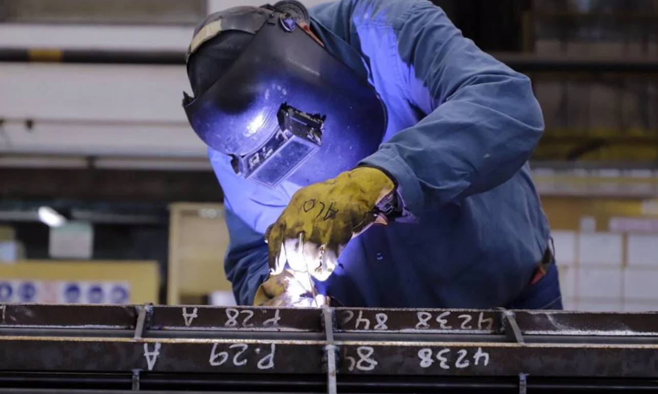 Trabajadores metalúrgicos acordaron un aumento salarial en línea con el pedido del Gobierno | Economía