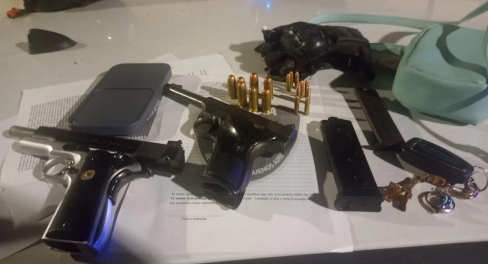 Tres menores extranjeros detenidos por circular en un auto robado y con armas de fuego | Actualidad