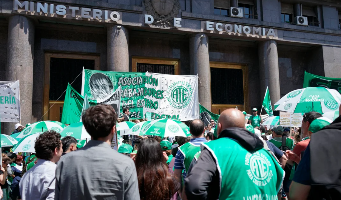 Pasan a disponibilidad a 150 empleados de planta permanente del Ministerio de Economía | Política