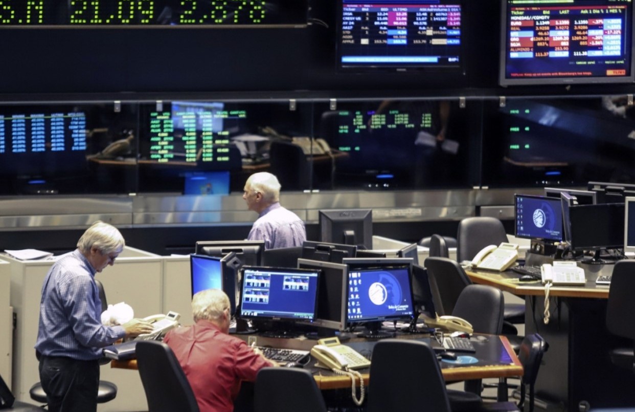 Los mercados operan en negativo y sube el riesgo país | Economía