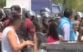 Bajo el rayo del sol, vecinos de Villa Lugano protestan en la autopista Dellepiane por los cortes de luz | Actualidad