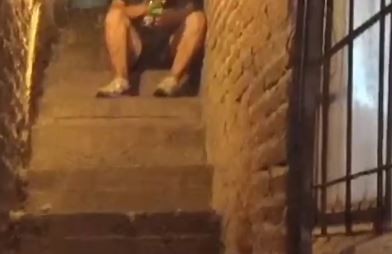 Con una taser reducen a una mujer que atacó a su hijo y a su pareja con un cuchillo | Actualidad