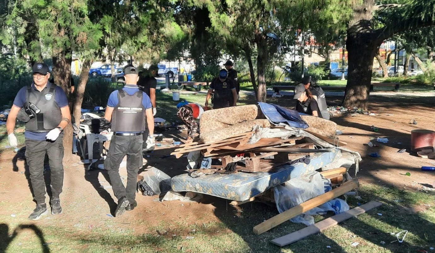 Córdoba: Desalojaron a diez personas que dormían en “chozas” en Plaza de las Américas | Actualidad