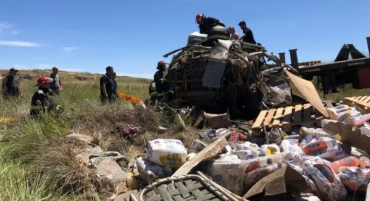 Tres muertos por un brutal choque entre un auto y un camión en Tandil | Actualidad