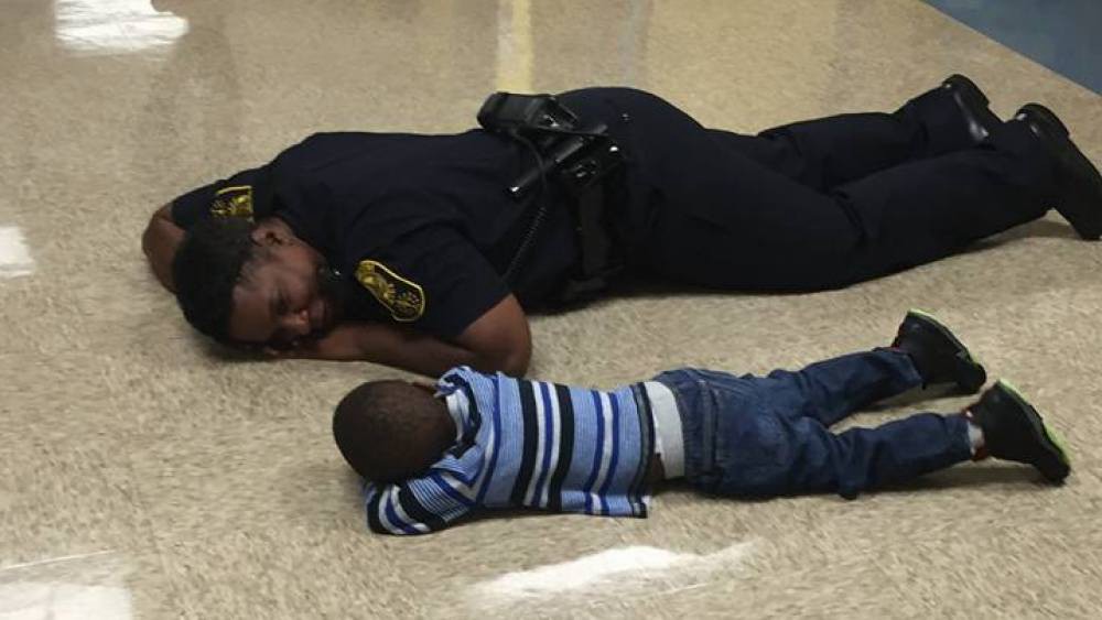 Foto viral: el policía que se tiró al suelo para consolar a un nene | Curiosidades