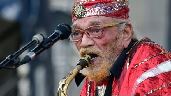 A los 100 años, un saxofonista de jazz lanza su primer disco solista | Espectáculos