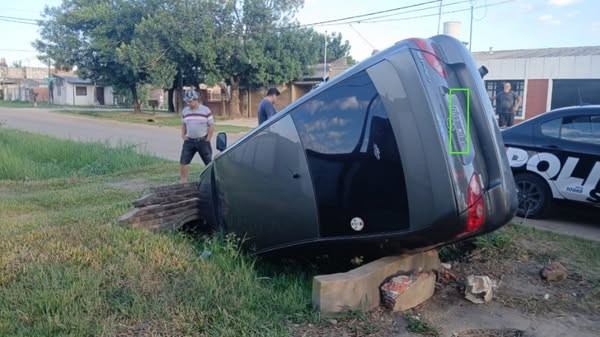 Un adolescente conducía un auto y terminó volcando | Actualidad