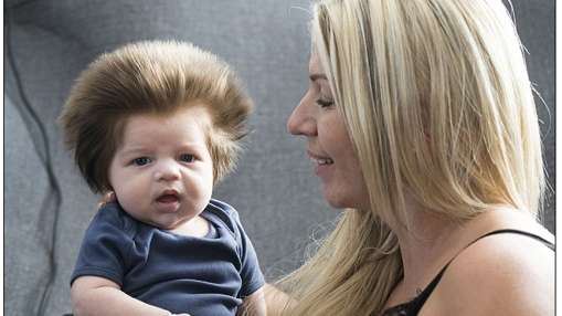 El bebé que se transformó en viral por su peinado de pelos parados | Curiosidades