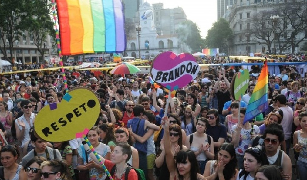 El colectivo LGTBIQ+ se congrega frente al Congreso e inicia la movilización | Actualidad