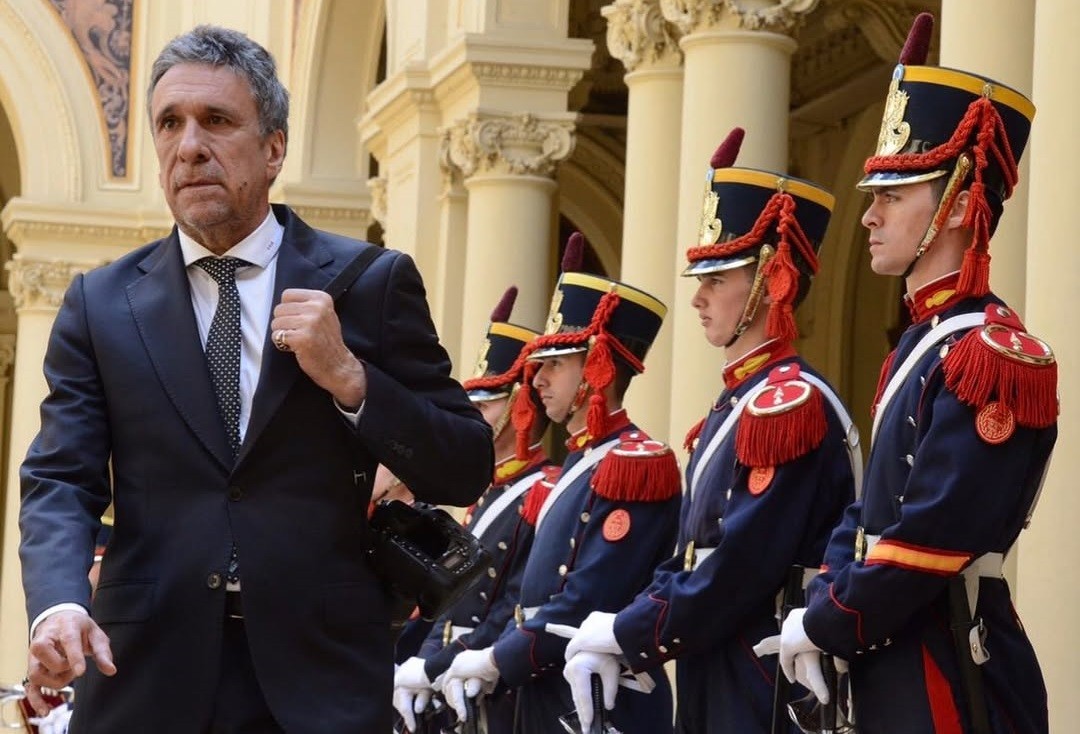 Tras 47 años, Víctor Bugge dejará de ser fotógrafo presidencial y será homenajeado por el Gobierno | Política