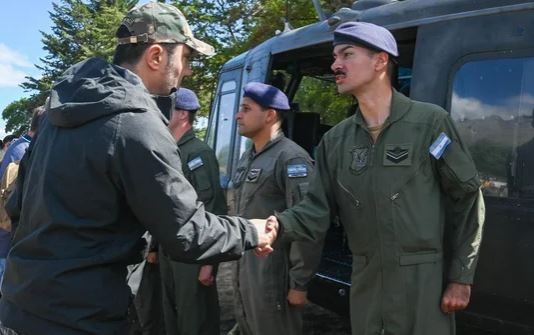 Petri supervisó el trabajo de las FFAA en los incendios de la Patagonia: “No cabe duda de que son intencionales” | Política