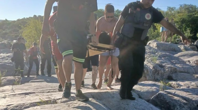 Un clavadista cayó sobre un adolescente en un río y le fracturó el brazo | Actualidad