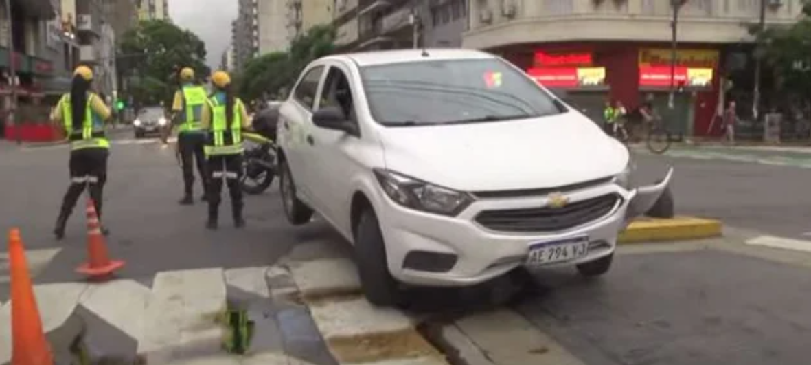 Chocó contra bolardos en Villa Crespo: estaba alcoholizado y quedó detenido | Actualidad