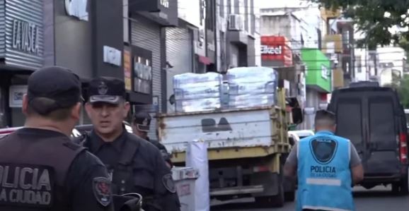 Operativo por "manteros" en Flores: más de 500 policías y 49 allanamientos | Actualidad