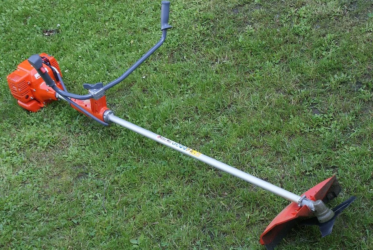 Una mujer de 62 años murió electrocutada mientras cortaba el césped de su casa | Actualidad