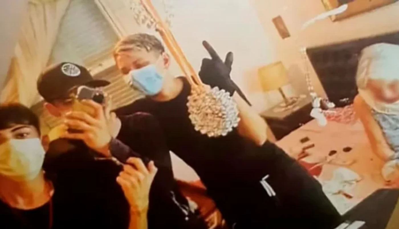 Detuvieron a la banda de delincuentes menores que se sacó una foto con una jubilada durante un robo | Actualidad