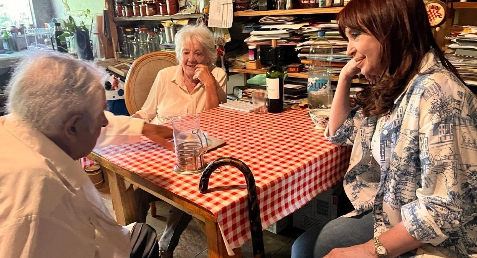 "Militantes hasta el último día": Cristina Kirchner visitó a José Mujica y a su esposa en Uruguay | Política