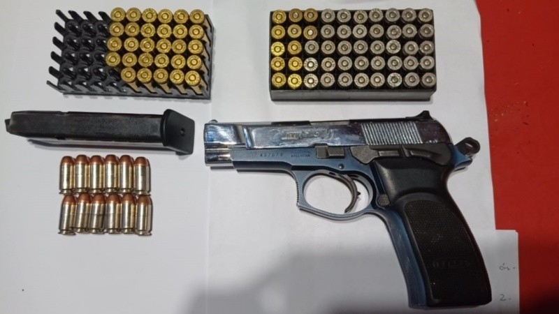 Santa Fe: ofreció una pistola en un grupo de WhatsApp y terminó detenido | Actualidad