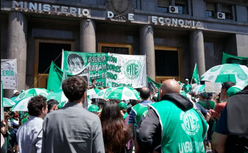 Por el cierre de la Secretaría de Vivienda, el Gobierno desvinculó a 500 empleados públicos | Política