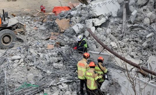 Se derrumbó un puente en una autopista surcoreana: cuatro muertos y seis heridos | Internacionales