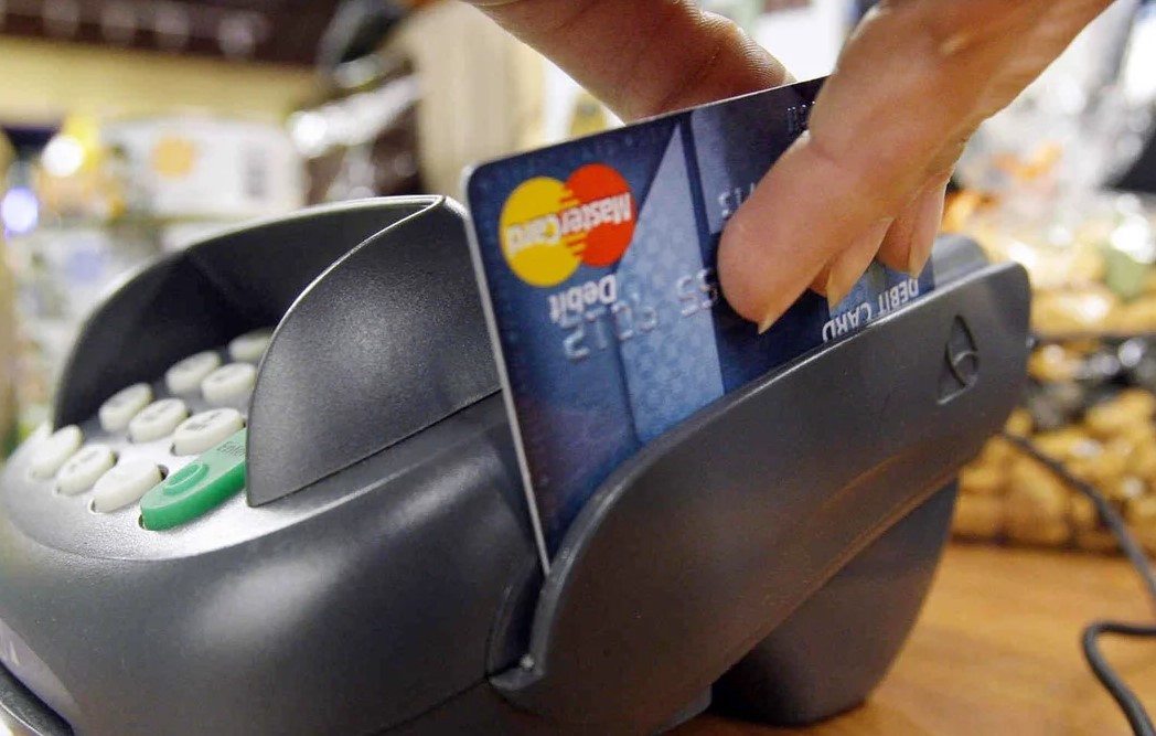 Desde el viernes se podrán hacer pagos en dólares con débito y QR | Economía