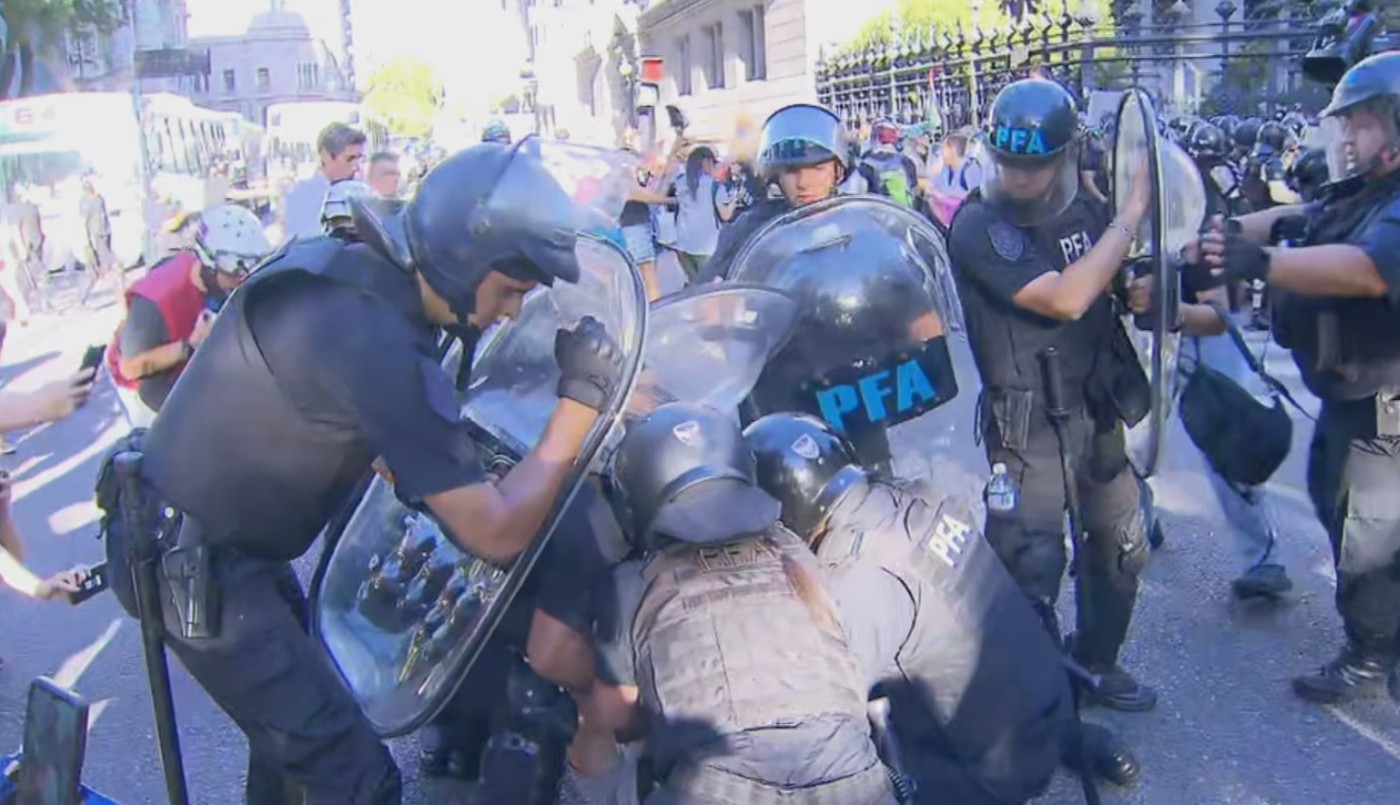 Tensión en el Congreso: enfrentamientos entre jubilados y la policía | Política