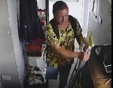 Ladrón en muletas: quedó detenido por robar en una estación de servicio | Actualidad