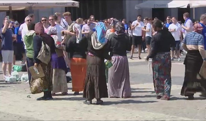 Hooligans humillan a mendigas en la Plaza Mayor de Madrid | Deportes