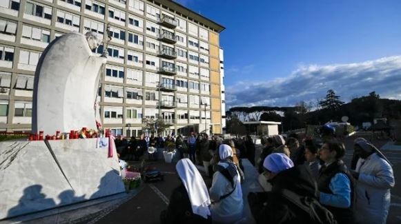 El Papa tuvo una buena noche de descanso, pero su pronóstico sigue siendo "reservado" | Internacionales