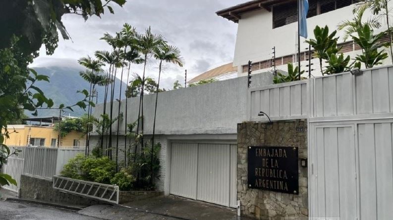 Instalan un grupo electrógeno en la embajada argentina en Caracas donde se asilan opositores venezolanos | Internacionales