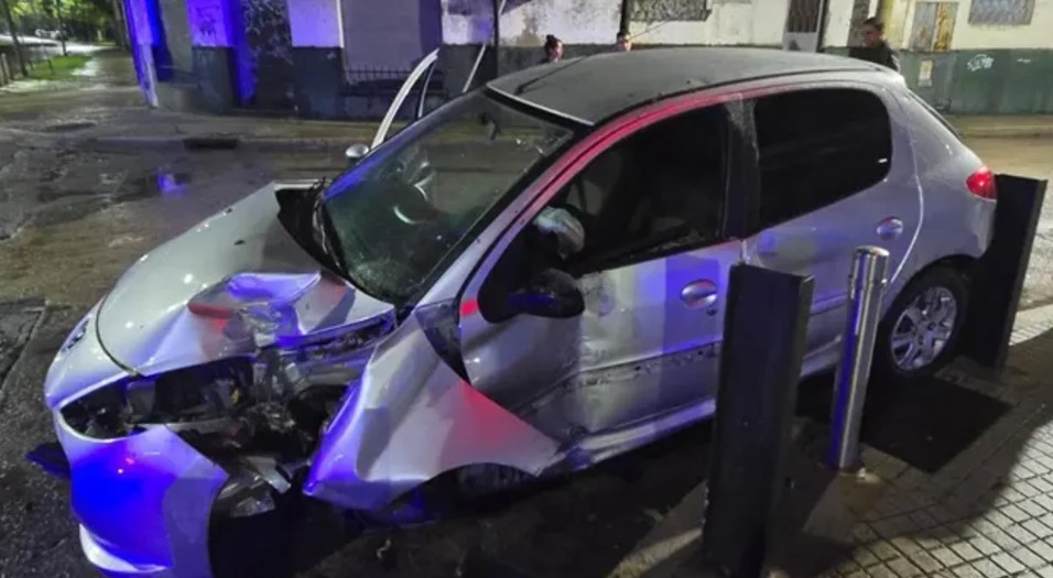 Rosario: un conductor murió tras chocar contra una baranda de seguridad y su pareja está grave | Actualidad