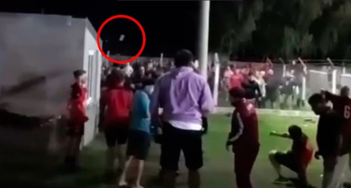 Violencia en el fútbol: un policía recibió un ladrillazo y sufrió fractura de cráneo | Deportes