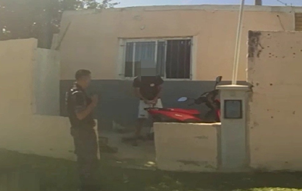 Video: quisieron detener a un delincuente de 16 años y los atacaron los vecinos del barrio | Actualidad