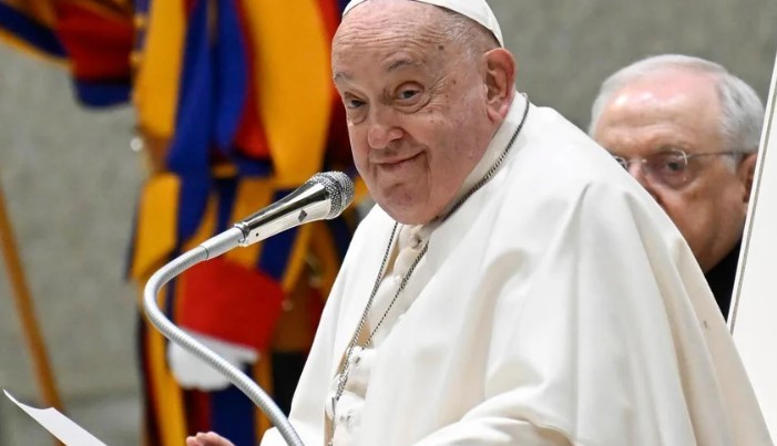 El Vaticano informó que el papa Francisco se mantuvo "estable" y presentó una "leve mejoría" | Internacionales