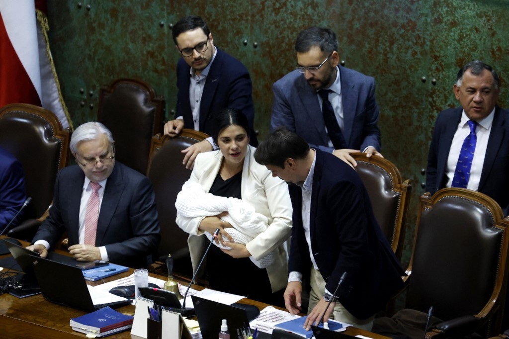 Presidenta de Cámara de Diputados de Chile enfrentó moción de censura con su bebé en brazos | Internacionales