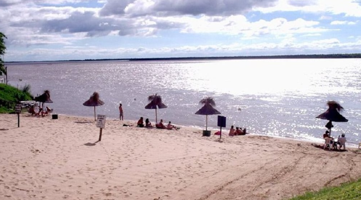 Estaba de vacaciones, se tiró al Río Paraná para recuperar una pelota y murió ahogado | Actualidad