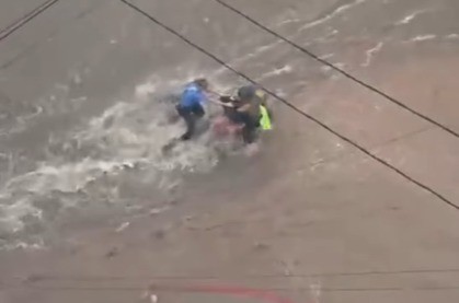 Córdoba: una mujer fue arrastrada por la corriente y vecinos de la zona la ayudaron | Actualidad